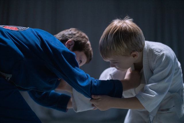 dwaj chłopcy walczący judo