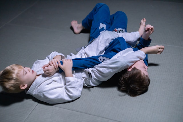 Chłopcy walczący judo