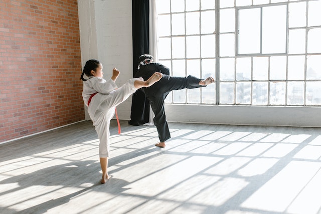 Dziewczynka ćwicząca judo z trenerem