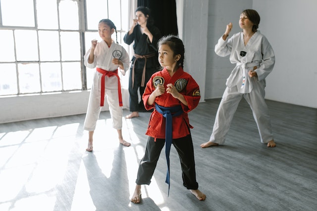 Dzieci trenujące judo