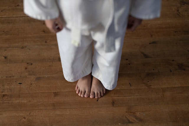 dziecko stojące w stroju do judo